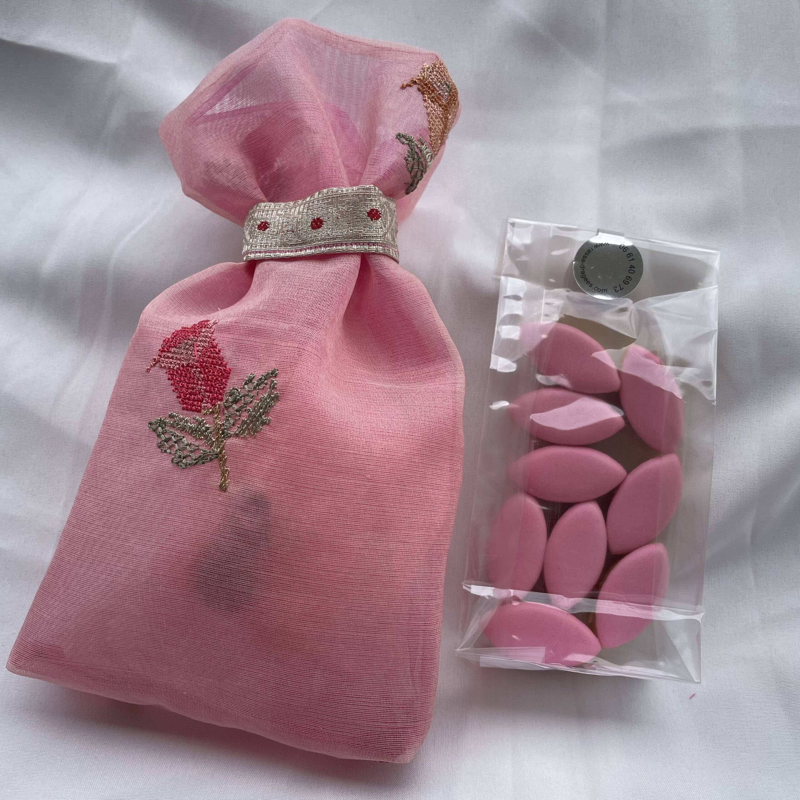 Calissons provençaux à la note florale rose dans emballage tissu soie par Shanfetes