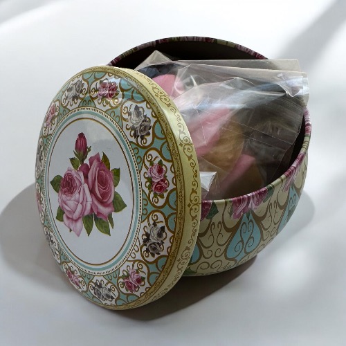 Cadeau invité anniversaire avec calissons note florale rose dans boîte artisanale Shanfetes