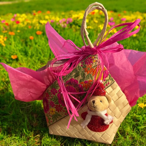 Cadeau invité éco-responsable en panier feuille de palme avec gourmandises par Shanfetes