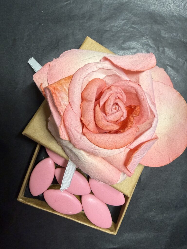 Boîte kraft de calissons à la note florale avec décor rose, dragées personnalisées Shanfetes