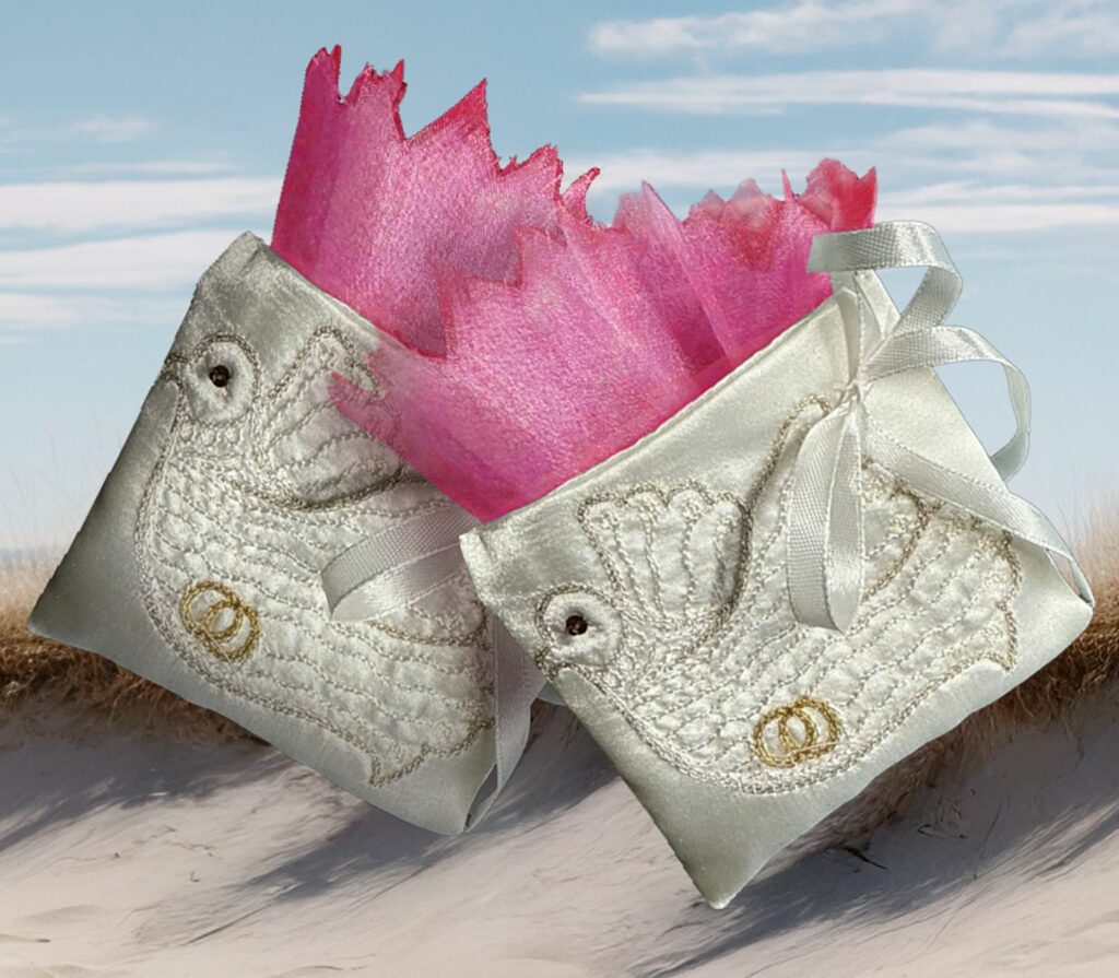 Etui en tissu brodé de colombes contenant des dragées pour cadeau invité mariage fait main