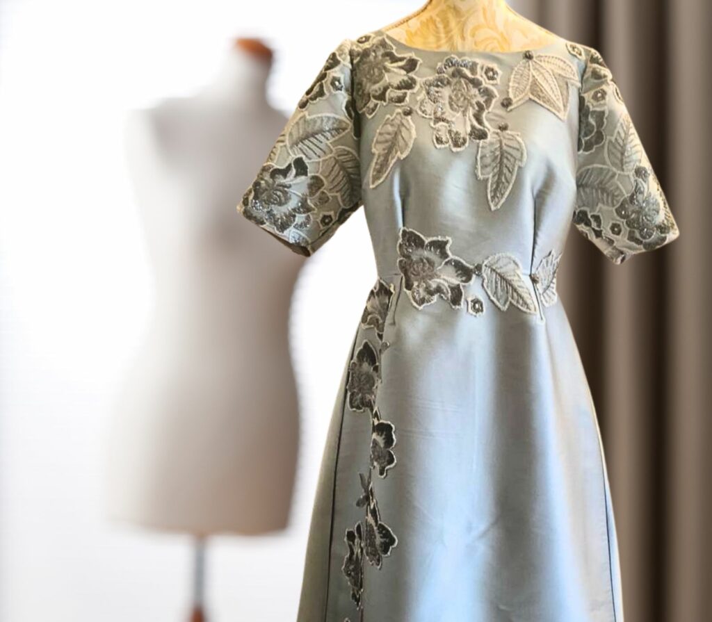 Robe longue sur mesure avec appliques de fleurs, création de l'atelier couture Rassa Couture à Créteil