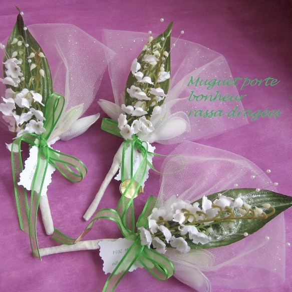 Porte bonheur Composition de muguet fleur artificial et les petals pour insérer les dragées cadeau de première Mai